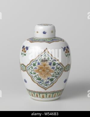 Jarre recouverte avec ruyi chefs et des fleurs, à couvercle en porcelaine, peintes sur l'émail en bleu, rouge, vert, jaune, Aubergine et noir. Sur le couvercle une pivoine stylisée avec des branches et fleurs de diffusion. Une fissure dans le couvercle. Famille verte., anonyme, la Chine, l'c. 1700 - c. 1724, Qing Dynasty, Kangxi (1644-1912) / (1662-1722) Période / Yongzheng-période (1723-1735), porcelaine (matériau), glaçure, la vitrification, H 3 cm × d 5.2 cm Banque D'Images