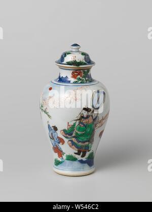 Vase balustre couvert avec un chercheur fonctionnaire et ses serviteurs dans un paysage, le couvercle du vase en porcelaine de forme balustre, décor peint en bleu et sur l'émail rouge, vert, jaune, aubergine et noir. Sur le couvercle des rochers et des plantes. Porcelaine de transition avec les couleurs de l'émail, Jean Théodore Royer, anonyme, la Chine, l'c. 1645 - c. 1660, dynastie Ming (1368-1644) et Qing (dynastie-/ 1644-1912) / Chongzhen-période (1628-1644) / période Shunzhi (1644-1661), porcelaine, émail, (matériau), le cobalt (minéral), la vitrification, H 3,8 cm × 6,7 cm d Banque D'Images