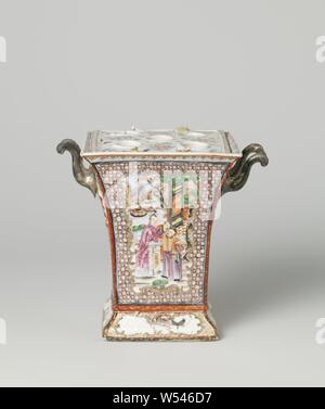 Bough carré pot avec des figures sur une terrasse, d'oiseaux et de fleurs, des pulvérisations ou vase pot carré en porcelaine sur une base et mur qui tourne vers le haut, peint sur la glaçure en bleu, rouge, rose, vert, jaune, violet, noir et or. Les murs recouverts de nappes travailler avec des cartouches avec les gens capricieux érodés sur une terrasse en face d'un pavillon ou trois oiseaux sur une branche, vrilles avec un cartouche avec les oiseaux et les plantes. Les correspondants sur le dessus de la plaque avec 5 trous pour les fleurs, décoré avec des sprays de fleurs. Les oreilles d'argent, contemporain. La plaque a été rompu, une fissure dans Banque D'Images