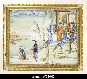 Panneau avec chiffres devant un pavillon dans un paysage de l'eau, plaque rectangulaire en porcelaine, peintes sur l'émail en bleu, rouge, rose, vert, jaune, violet, marron, noir et or. Le spectacle montre aux gens à un pavillon dans une rivière paysage avec les navires européens, montagnes et pavillons. Trois personnes sur une terrasse clôturé deux regarder danser [ ?] dames chinoises au premier plan. Châssis plaqué or d'origine. Avec l'émail de porcelaine couleurs, Jean Théodore Royer, anonyme, la Chine, l'c. 1770 - c. 1775, dynastie Qing-(1644-1912) / période de Qianlong (1736-1795), porcelaine (matériau), glaçure, lijst, la vitrification, l Banque D'Images