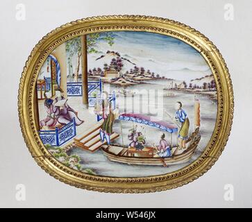 Panneau ovale avec des chiffres dans un paysage de l'eau, plaque ovale en porcelaine, peintes sur l'émail en bleu, rouge, rose, vert, jaune, violet, noir et or. La performance se compose d'une rivière paysage avec un bateau s'amarre à un pavillon. Deux personnes sont assises sur la terrasse. Une femme chinoise sort de la voile avec un vase dans ses mains, tandis que trois fonctionnaires sont laissés dans le bateau. Dans l'arrière-plan différents bateaux, arbres et montagnes. Châssis plaqué or d'origine. Avec l'émail de porcelaine couleurs, Jean Théodore Royer, anonyme, la Chine, l'c. 1770 - c. 1775, dynastie Qing-(1644-1912) / (1736-période Qianlong Banque D'Images