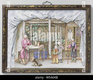 La lecture de la plaque représentant une femme avec une femme de la lecture de la plaque, Plaque, peint en couleurs d'émail avec une dame derrière une table, un domestique et deux enfants. Les gens sont sur une terrasse couverte. l'arrière-plan a été sciés loin de la plaque et derrière l'ouverture est un paysage d'eau, peint sur un morceau de papier coincé. La performance est joint à l'avant par un lourd rideau, Incorporated. Les chiffres et éléments architecturaux sont indiquées dans les secours. Cadre laqué noir d'origine avec les écureuils et les vignes dans l'or, de l'intérieur de la chambre, le chinois (d'autres aspects culturels), Jean Theodore Banque D'Images