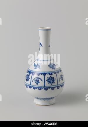 Vase bouteille en forme de poire avec symboles auspicieux et fleurs stylisées, vase en porcelaine en forme de bouteille avec un corps en forme de poire et à long cou, peint en bleu sous glaçure. Sur le ventre deux bandes divisé en compartiments avec symboles chanceux (chakra) et de fleurs stylisées, séparées par deux rubans. Une fleur stylisée deux fois sur le cou. Un groupe avec motifs feuilles soulevées autour du pied. Une bande décorative sur le pied. Bleu et blanc., Jean Théodore Royer, anonyme, la Chine, l'c. 1680 - c. 1720, Qing Dynasty, Kangxi (1644-1912) / (1662-1722) période, Porcelaine, glaçure (matériel), le cobalt (minéral Banque D'Images