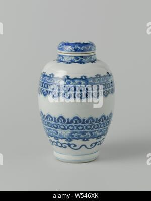 Pot couvert ovoïde avec les frontières d'ornement, en forme d'Oeuf porcelaine Jarre recouverte, peint en bleu sous glaçure. Sur le ventre une large bande composée de trois bandes plus étroites avec lotus vignes enregistré dans un fond bleu, avec de petites rosettes de fleurs et une avec des motifs de Ruyi. Au-dessus de la même bande dans l'ordre inverse. Une branche au-dessus du pied. Sur le cou court et le couvercle lotus vignes enregistré dans un fond bleu. . Bleu-blanc, Jean Théodore Royer, anonyme, la Chine, l'c. 1675 - c. 1699, Qing Dynasty, Kangxi (1644-1912) / (1662-1722) période, Porcelaine, glaçure (matériel), le cobalt (minéral), la vitrification, h 18. Banque D'Images