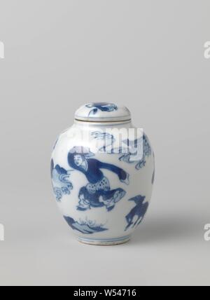 Pot couvert ovoïde avec trois chiffres et un cerf dans un paysage, en forme d'oeuf, pot couvert en porcelaine décor peint en bleu. Sur le mur trois hommes dans un paysage avec des arbres et des roches : deux danse avec un chevreuil entre eux, l'un avec un vase dans les mains. Sur le couvercle deux garçons (fools) à une clôture. Couverture est collée, le pot est pondéré. Bleu et blanc, Jean Théodore Royer, anonyme, la Chine, l'c. 1680 - c. 1720, Qing Dynasty, Kangxi (1644-1912) / (1662-1722) période, Porcelaine, glaçure (matériel), le cobalt (minéral), peinture, h 10,4 cm d 4,3 cm d 7,9 cm d 4,2 cm Banque D'Images