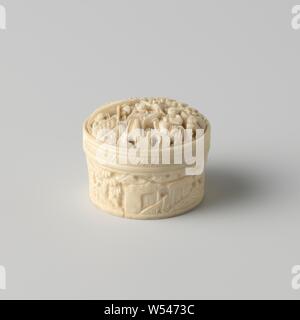 Petits, ronds, ivoire boîte avec couvercle, boîte ronde avec un couvercle bombé. Circoncis en haut-relief avec trois chinois sur le couvercle par un arbre et un pavillon, sur le côté un paysage avec des maisons sans figures et sur le fond une fleur en bas relief. À l'intérieur du couvercle le reste d'un caractère chinois à l'encre noire., anonyme, de la Chine, 1825 - 1875, l'ivoire, la coupe, H 3 cm × d 3.8 cm Banque D'Images