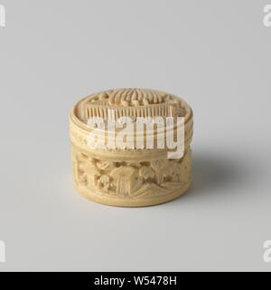 Petits, ronds, ivoire fort gravée nacre jetons, boîte ronde avec un couvercle bombé. Le couvercle et les côtés décorés en haut relief. Sur le couvercle une curieuse représentation de trois arbres entourés d'une clôture, sur les côtés un paysage avec des maisons sans figures, un bas-relief fleur sur le bas. À l'intérieur du couvercle un vague reste d'un caractère chinois à l'encre de Chine. Les jetons ont une amende à bord dentelé et sont gravés par diverses bandes décoratives, étroit. Dans le centre à l'avant un chinois par un arbre. Tous les jetons (12 ?) sauf un sont serrés dans la boîte. Banque D'Images