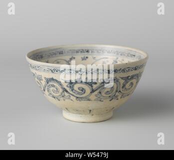 Bol en forme de cloche avec morte, en forme de cloche, Bol en porcelaine décor peint en bleu. Sur le mur extérieur d'un groupe avec une feuille de vigne, continu avec une bande de motifs de feuilles autour du pied. Un groupe avec curl sur le bord extérieur. Le fond avec un lotus stylisé dans un double cercle. Sur la paroi interne d'une ligne de fleurs en continu et le bord intérieur avec bande décorative avec un méandre. Bleu Blanc., anonyme, Vietnam, c. 1400 - c. 1499, Porcelaine, glaçure (matériel), le cobalt (minéral), la vitrification, H 7,8 cm d 14,7 cm d 6,1 cm Banque D'Images