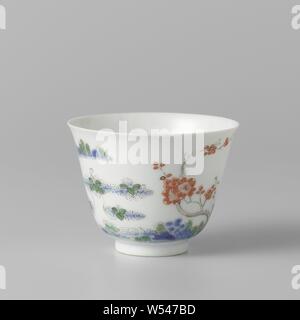 Coupe du mois du deuxième mois avec un abricotier et un poème, en forme de cloche, tasse de porcelaine peinte en bleu sous glaçure et sur l'émail bleu, rouge, vert, aubergine et noir. Coupe du mensuel du deuxième mois avec sur le mur extérieur, un abricotier et un poème à deux lignes fermées par la marque de collage "accrocher", l'appréciation. Marqué sur le dessous avec la marque à six caractères de l'Empereur Kangxi dans un double cercle. Avec l'émail de porcelaine couleurs., anonyme, la Chine, l'c. 1700 - c. 1724, Qing Dynasty, Kangxi (1644-1912) / (1662-1722) Période / Yongzheng-période (1723-1735), Porcelaine, glaçure (matériel), le cobalt (minéral Banque D'Images