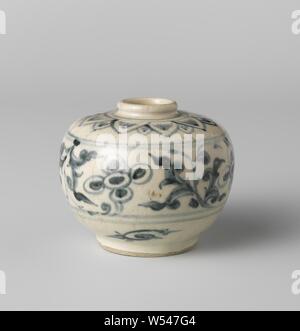 Pot ovoïde avec morte, en forme d'oeuf pot de porcelaine, décor peint en bleu. Sur le ventre avec une bande morte avec une direction ci-dessous quatre fois. Sur l'épaule un groupe avec des motifs de feuilles. Bleu Blanc., anonyme, Vietnam, c. 1400 - c. 1499, Porcelaine, glaçure (matériel), le cobalt (minéral), la vitrification, H 7,3 cm d 3 cm d 8,9 cm d 5,1 cm Banque D'Images