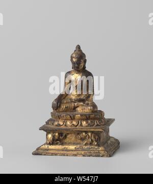 Bouddha assis, statue du Bouddha en bronze doré, main dans bhumisparsha mudra (geste de l'appel de la terre à témoin). Sous l'influence de N-O-Inde., anonyme, Birmanie, 900 - 1000, bronze (métal), dorure (matériau), dorure, h 12,5 cm × w 9,7 cm × d 11,7 cm Banque D'Images