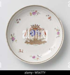 Plat de soucoupe avec les armoiries de la famille Van Idsinga et Kien, assiette de porcelaine, peint sur la glaçure en bleu, rouge, rose, vert, jaune, violet, noir et or. Sur la télévision l'alliance de l'arme Van Idsinga et Kien familles. Les armoiries de la ville à gauche de la famille Van Idsinga a un fond bleu avec une rose d'argent ou d'une fleur et une paire de trèfles d'or. L'arme à droite de la famille Kien est divisé en quatre parties : 1. et 4. un fond bleu avec un golden croisé, 2. et 3. un fond doré avec une lune noire. Dans le centre de l'arme est un coeur bleu avec un bouclier Banque D'Images