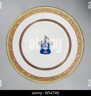 La plaque avec les armoiries de la famille Van Idsinga, assiette de porcelaine, peint sur la glaçure en bleu, rouge, rose, vert, noir et or. Sur le plateau les armoiries de la famille Van Idsinga avec un fond bleu avec une rose d'argent ou d'une fleur et une paire de trèfles d'or. Le casque signe est un paon et l'arme est entouré de vignes en feuilles, bande décorative sur le mur, la frontière avec une bande de motifs floraux morte couverte par deux rubans. Avec l'émail de porcelaine d'armes nucléaires. couleurs, anonyme, la Chine, l'c. 1775 - c. 1799, dynastie Qing-(1644-1912) / période de Qianlong (1736-1795) / Jiaqing-période (1796-1820 Banque D'Images