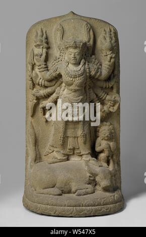 Durga tuant le démon buffle, statue en pierre de la déesse hindoue Durga-qui-tue le buffle (Durga Mahishasuramardini), représentations, déesses, demi-déesses héroïnes, etc. (l'hindouisme, le bouddhisme ou le Jaïnisme), les démons, les religions non chrétiennes, anonyme, Oost-Java, ch. 1300 - c. 1500, rock, effusive h 71,5 cm × w 38 cm × d 34,5 cm Banque D'Images