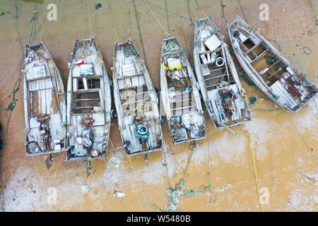 Une vue aérienne de l'accostage des bateaux de pêche dans un port après la neige dans la ville de Qingdao, province de Shandong en Chine orientale, le 10 janvier 2019. Banque D'Images