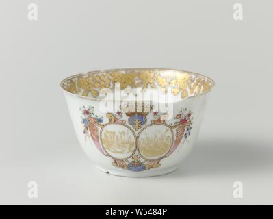 Coupe en forme de cloche dans le service wellengrebel' avec un double monogramme couronné et une frontière avec morte, en forme de cloche tasse en porcelaine peinte sur l'émail en bleu, rouge, rose, vert, jaune, noir et or. Sur le mur extérieur d'un monogramme couronné, double miroir avec 'VA' et 'CHTD' entouré de motifs shell, les boucles et les sprays de fleurs, l'autre côté avec une vrille lotus, le bord intérieur d'une bande de fleurs floral morte, une rosette sur le fond. Head a été brisé. La représentation européenne dans les couleurs de l'émail., anonyme, la Chine, l'c. 1740, dynastie Qing-(1644-1912) / (1736-période Qianlong Banque D'Images