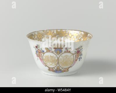 Coupe en forme de cloche dans le service wellengrebel' avec un double monogramme couronné et une frontière avec morte, en forme de cloche, tasse de porcelaine peinte sur l'émail en bleu, rouge, rose, vert, jaune, noir et or. Sur le mur extérieur d'un monogramme couronné, double miroir avec 'VA' et 'CHTD' entouré de motifs shell, les boucles et les sprays de fleurs, l'autre côté avec une vrille lotus, le bord intérieur d'une bande de fleurs floral morte, une rosette sur le fond. Head a été brisé. La représentation européenne dans les couleurs de l'émail., anonyme, la Chine, l'c. 1740, dynastie Qing-(1644-1912) / (1736-période Qianlong Banque D'Images