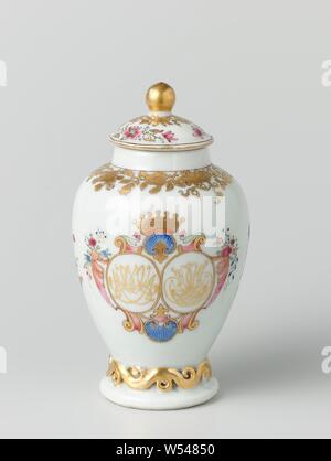 Plateau ovoïde caddy avec poignée dans le service wellengrebel' avec un double monogramme couronné et une frontière avec morte, Porcelaine caddy avec corps en forme d'œuf, peinte sur l'émail en bleu, rouge, rose, vert, jaune, noir et or. Sur le ventre deux fois par couronné, double miroir monogram avec 'VA' et 'CHTD' entouré de motifs shell, tourbillons et de branches de fleurs, une branche de lotus entre les monogrammes. Sur l'épaule avec une bande de motifs floraux morte, autour du pied un groupe avec travail gondolé en relief. La représentation européenne dans les couleurs de l'émail., anonyme, la Chine, l'c. 1740, dynastie Qing-(1644-1912 Banque D'Images