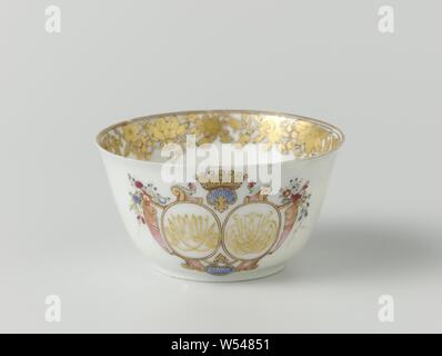 Coupe en forme de cloche dans le service wellengrebel' avec un double monogramme couronné et une frontière avec morte, en forme de cloche, tasse de porcelaine peinte sur l'émail en bleu, rouge, rose, vert, jaune, noir et or. Sur le mur extérieur d'un monogramme couronné, double miroir avec 'VA' et 'CHTD' entouré de motifs shell, les boucles et les sprays de fleurs, l'autre côté avec une vrille lotus, le bord intérieur d'une bande de fleurs floral morte, une rosette sur le fond. La représentation européenne dans les couleurs de l'émail., anonyme, la Chine, l'c. 1740, dynastie Qing-(1644-1912) / période de Qianlong (1736-1795), porcelaine Banque D'Images