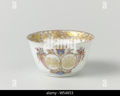 Coupe en forme de cloche dans le service wellengrebel' avec un double monogramme couronné et une frontière avec morte, en forme de cloche, tasse de porcelaine peinte sur l'émail en bleu, rouge, rose, vert, jaune, noir et or. Sur le mur extérieur d'un monogramme couronné, double miroir avec 'VA' et 'CHTD' entouré de motifs shell, les boucles et les sprays de fleurs, l'autre côté avec une vrille lotus, le bord intérieur d'une bande de fleurs floral morte, une rosette sur le fond. La représentation européenne dans les couleurs de l'émail., anonyme, la Chine, l'c. 1740, dynastie Qing-(1644-1912) / période de Qianlong (1736-1795), porcelaine Banque D'Images