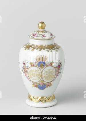 Plateau ovoïde caddy avec poignée dans le service wellengrebel' avec un double monogramme couronné et une frontière avec morte, Porcelaine caddy avec corps en forme d'œuf, peinte sur l'émail en bleu, rouge rose, vert, jaune, noir et or. Sur le ventre deux fois par couronné, double miroir monogram avec 'VA' et 'CHTD' entouré de motifs shell, tourbillons et de branches de fleurs, une branche de lotus entre les monogrammes. Sur l'épaule avec une bande de motifs floraux morte, autour du pied un groupe avec curl en relief. Le couvercle avec deux vignes lotus et une bande avec des vignes autour du bouton. Représentation européenne dans Banque D'Images