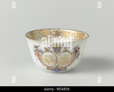 Coupe en forme de cloche dans le service wellengrebel' avec un double monogramme couronné et une frontière avec morte, en forme de cloche, tasse de porcelaine peinte sur l'émail en bleu, rouge, rose, vert, jaune, noir et or. Sur le mur extérieur d'un monogramme couronné, double miroir avec 'VA' et 'CHTD' entouré de motifs shell, les boucles et les sprays de fleurs, l'autre côté avec une vrille lotus, le bord intérieur d'une bande de fleurs floral morte, une rosette sur le fond. La représentation européenne dans les couleurs de l'émail., anonyme, la Chine, l'c. 1740, dynastie Qing-(1644-1912) / période de Qianlong (1736-1795), porcelaine Banque D'Images