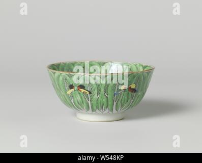 Bol rectiligne avec des feuilles et des papillons, Porcelaine bol avec mur droit, peint sur la glaçure en bleu, rouge, vert, jaune, noir et or. Le bol est couvert à l'intérieur et l'extérieur avec des feuilles vertes à laquelle six papillons, sur la base d'un 'shou' stylisé, symbole d'une longue durée de vie. Avec l'émail de porcelaine couleurs., anonyme, la Chine, l'c. 1875 - c. 1899, dynastie Qing-Guangxu (1644-1912) / (1875-1908) La période, Porcelaine, glaçure (matériel), de l'or (métal), la vitrification, H 5,7 cm d 5,3 cm 12,1 cm d Banque D'Images