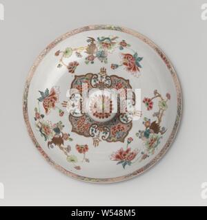 Soupière couverte avec des groupes de fleurs et plantes ornementales, frontière, couvrir la terrine porcelaine peinte sur l'émail en bleu, rouge, rose, vert, jaune, noir et or. Sur le mur extérieur du bol trois groupes de fleurs avec pivoine, aster et bambou, sur le bord extérieur un large bande décorative avec les aérosols sur fleur de lotus et de serviette de vignes avec des symboles de la chance (encore de pierre, ruyi motif), un grand groupe de fleurs sur le bas et trois groupes de fleurs sur le mur intérieur, le bord intérieur d'une bande de motifs ruyi. Le couvercle avec la même décoration avec une rosette de fleurs sur le couvercle et une bande avec des fleurs Banque D'Images