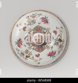 Soupière couverte avec des groupes de fleurs et plantes ornementales, frontière couvrir la terrine porcelaine peinte sur l'émail en bleu, rouge, rose, vert, jaune, noir et or. Sur le mur extérieur du bol trois groupes de fleurs avec pivoine, aster et bambou, sur le bord extérieur un large bande décorative avec les aérosols sur fleur de lotus et de serviette de vignes avec des symboles de la chance (encore de pierre, ruyi motif), un grand groupe de fleurs sur le bas et trois groupes de fleurs sur le mur intérieur, le bord intérieur d'une bande de motifs ruyi. Le couvercle avec la même décoration avec une rosette de fleurs sur le couvercle et une bande avec des fleurs Banque D'Images