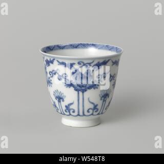 Coupe en forme de cloche avec lotus morte, tasse de porcelaine en forme de cloche, peint en bleu sous glaçure. Sur le mur extérieur d'un lotus stylisé fortement vigne continue. Le fond avec une branche stylisée dans un double cercle. Un groupe avec l'éclosion sur le bord intérieur. Ornement bleu et blanc issus de formes végétales, anonyme, la Chine, l'c. 1700 - c. 1724, Qing Dynasty, Kangxi (1644-1912) / (1662-1722) Période / Yongzheng-période (1723-1735), Porcelaine, glaçure (matériel), le cobalt (minéral), la vitrification, H 6,8 cm d 7,5 cm Banque D'Images