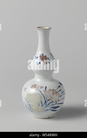 Double-gourd vase avec les roches, les fleurs et les insectes, en forme de calebasse avec un vase en porcelaine, long cou, légèrement répandre sous glaçure peint en bleu, rouge et vert céladon. Sur le mur une décoration en partie en bas relief de deux groupes avec un rocher, des fleurs de lotus et d'insectes, au-dessus d'une branche de pivoine et de feuilles. La frontière est non. Bleu et rouge cuivre sous glaçure., anonyme, la Chine, l'c. 1675 - c. 1699, Qing Dynasty, Kangxi (1644-1912) / (1662-1722) période, Porcelaine, glaçure (matériel), le cobalt (minéral), le cuivre (métal), la vitrification, H 20 cm d 3,2 cm d 10,5 cm d 4,9 cm Banque D'Images