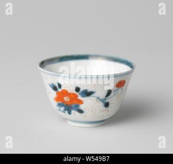 Coupe en forme de cloche avec les sprays de fleurs et foliée morte, tasse de porcelaine en forme de cloche, peint en bleu sous glaçure et sur l'émail rouge et or. Sur le fond un lotus tête dans un médaillon. Sur le mur, des vignes avec trois branches de fleurs entre les deux. Le bord intérieur est bleu. Imari., anonyme, le Japon, l'c. 1800 - c. 1815, période Edo (1600-1868), Porcelaine, glaçure (matériel), le cobalt (minéral), de l'or (métal), la vitrification, H 3,5 cm d 5,7 cm d 2,2 cm Banque D'Images