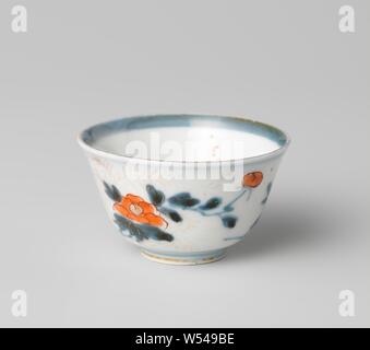 Coupe en forme de cloche avec les sprays de fleurs et foliée morte, tasse de porcelaine en forme de cloche, peint en bleu sous glaçure et sur l'émail rouge et or. Sur le fond un lotus tête dans un médaillon. Sur le mur, des vignes avec trois branches de fleurs entre les deux. Le bord intérieur est bleu. Imari., anonyme, le Japon, l'c. 1800 - c. 1824, période Edo (1600-1868), Porcelaine, glaçure (matériel), le cobalt (minéral), de l'or (métal), la vitrification, H 3,5 cm d 5,7 cm d 2,2 cm Banque D'Images