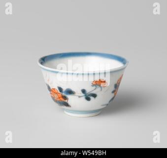 Coupe en forme de cloche avec les sprays de fleurs et foliée morte, tasse de porcelaine en forme de cloche, peint en bleu sous glaçure et sur l'émail rouge et or. Sur le fond un lotus tête dans un médaillon. Sur le mur, des feuilles de vignes médaillon avec trois branches de fleurs entre les deux. Le bord intérieur est bleu. Imari., anonyme, le Japon, l'c. 1800 - c. 1815, période Edo (1600-1868), Porcelaine, glaçure (matériel), le cobalt (minéral), de l'or (métal), la vitrification, H 3,5 cm d 5,7 cm d 2,2 cm Banque D'Images