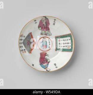 Soucoupe d'un rendez-vous, les chiffres chinois-plaque et des inscriptions, plat en porcelaine avec un mur peint sur l'émail en bleu, rouge, rose, vert, jaune, noir et or. Sur la plaque du plat un médaillon avec un homme d'origine chinoise s'appuyant sur un tabouret, à côté de lui trois caractères chinois, autour du médaillon d'une femme chinoise permanent et de l'autre côté, un comité permanent représentant avec des caractères chinois des deux côtés, entre dans un cartouche avec un méandre band avec une inscription en caractères et un rendez-conseil. Le plat marqué du sceau de l'empereur Xianfeng marque ( ?). Famille rose., anonyme, Chine Banque D'Images