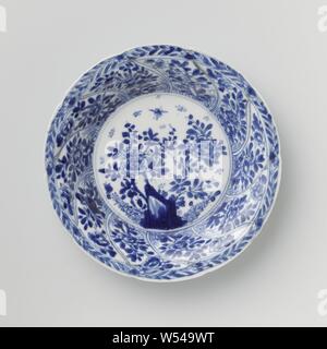 Saucer avec panneaux torsadés et sprays de fleurs, la Chine, l'c. 1680 - c. 1720, Qing Dynasty, Kangxi (1644-1912) / (1662-1722) période, Porcelaine, glaçure, cobalt (minéral), la vitrification, H 2,4 cm d 13,6 cm d 7 cm Banque D'Images