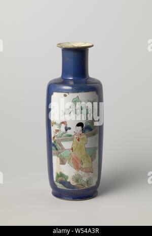 Vase cylindrique avec bleu poudre et une femme chinoise sur une terrasse, tramway de vase de porcelaine avec épaulement plat, col droit, bord évasé et peint en bleu sous glaçure et sur l'émail bleu, rouge, vert, jaune, aubergine, noir et or. Le mur est recouvert de poudre bleu poudré (bleu) avec deux réserves Rectangulaire avec coins pincés en elle, l'un rempli d'une femme chinoise avec une brindille assis sur un banc, sur une terrasse avec des pierres et des plantes, l'autre avec une femme chinoise assise sur un tabouret dans un jardin clos avec des roches, des plantes et un arbre, autour de la décoration d'une boîte en or, entre Banque D'Images