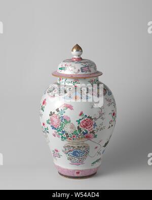 Pot couvert ovoïde avec des paniers de fleurs et symboles auspicieux, en forme d'Oeuf porcelaine pot couvert, peint en bleu sous glaçure et sur l'émail en bleu, rouge, rose, vert, noir et or. Sur le mur deux fois un panier avec poignée ajourée un chilong interrogés (dragon) dans un cartouche festonné. Le panier est rempli de branches de fleurs et de fruits (pivoine, chrysanthème, prunus, aboutés, citron, magnolia). Dans un vase de fleurs également entre deux fois sur une table basse. Dans le vase de la tête d'un chien lion (shishi) avec un anneau dans sa bouche. Le vase est entouré d'objets de la chance (une table avec une morte, un sceptre ruyi, ventilateur, Qin Banque D'Images