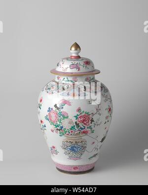 Pot couvert ovoïde avec des paniers de fleurs et symboles auspicieux, en forme d'Oeuf pot couvert en porcelaine, peint en bleu sous glaçure et sur l'émail en bleu, rouge, rose, vert, noir et or. Sur le mur deux fois un panier avec poignée ajourée un chilong interrogés (dragon) dans un cartouche festonné. Le panier est rempli de branches de fleurs et de fruits (pivoine, chrysanthème, prunus, aboutés, citron, magnolia). Dans un vase de fleurs également entre deux fois sur une table basse. Dans le vase de la tête d'un chien lion (shishi) avec un anneau dans sa bouche. Le vase est entouré d'objets de la chance (une table avec une morte, un sceptre ruyi, ventilateur Banque D'Images