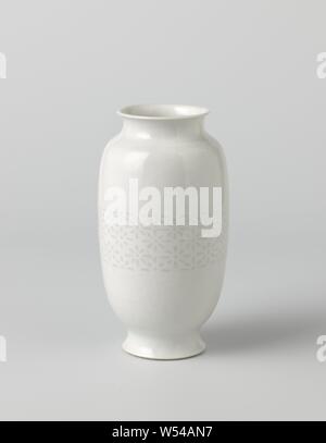 Vase ovoïde translucide avec motif en étoile, ruyi généraux et frontières d'ornement, en forme d'oeuf vase de porcelaine, couverts d'une glaçure blanche translucide. Sur le corps une large bande de dentelle avec vitrage, travail autour du pied et autour de l'épaule avec une bande et une bande de motifs ruyi avec motif décoratif. Blanc de Chine., anonyme, la Chine, l'c. 1900 - c. 1944, dynastie Qing-(1644-1912), porcelaine (matériau), glaçure, la vitrification, h 16,3 cm d 6,1 cm d 9 cm d 5,5 cm Banque D'Images