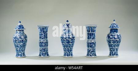 Vase balustre couvert avec des paysages dans les panneaux. L'abdomen est divisé en cinq rangées de feuilles de lotus en forme de cartouches avec les paysages. Un paysage continu sur le cou. Le couvercle en forme de cloche est divisé en six compartiments avec les paysages. Au-dessus du pied, sur l'épaule, la jante et le couvercle d'une jante avec une bande motif en zigzag. Quelques jetons dans le bord du couvercle. Couvercle vase est partie d'un ensemble de l'armoire. Bleu Blanc., anonyme, la Chine, l'c. 1700, Qing Dynasty, Kangxi (1644-1912) / (1662-1722) période, Porcelaine, glaçure (matériel), le cobalt (minéral), la vitrification, H 42 cm d 17,9 cm d 13,2 cm Banque D'Images