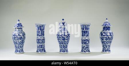 Vase balustre couvert avec des paysages dans les panneaux en forme de balustre, vase en porcelaine, peint en bleu sous glaçure. L'abdomen est divisé en cinq rangées de feuilles de lotus en forme de cartouches avec les paysages. Un paysage continu sur le cou. Le couvercle en forme de cloche est divisé en six compartiments avec les paysages. Au-dessus du pied, sur l'épaule et le bord un groupe avec un motif en zigzag. Sur le couvercle une jante avec bande morte. Couvercle n'est pas la comparaison. Couvercle vase est partie d'un ensemble de l'armoire. Bleu Blanc., anonyme, la Chine, l'c. 1700, Qing Dynasty, Kangxi (1644-1912) / (1662-1722) période, Porcelaine, glaçure (matériel) Banque D'Images