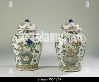 Balustres couverts pot avec des fleurs, des paniers de fleurs et d'insectes, des pulvérisations de balustres en porcelaine en forme de pot couvert, peinte sur l'émail en bleu, rouge, vert, jaune, aubergine, noir et or. Sur le ventre à quatre reprises un panier de fleurs avec aster, pivoine, prunus, blue rain, lotus, chrysanthème et iris. Un panier avec shishi et ruyi motifs et un panier avec feng huangs et caractères chinois. Les sprays de fleurs et d'insectes séparés entre les paniers. Au-dessus du pied un groupe avec des motifs de feuilles stylisées. Sur l'épaule d'une sangle à l'éclosion. Le cou avec les sprays de fleurs et papillons. Le couvercle avec la pivoine Banque D'Images