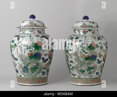 Balustres couverts pot avec des fleurs, des paniers de fleurs et d'insectes, des pulvérisations de balustres en porcelaine en forme de pot couvert, peinte sur l'émail en bleu, rouge, vert, jaune, aubergine, noir et or. Sur le ventre à quatre reprises un panier de fleurs avec aster, pivoine, prunus, blue rain, lotus, chrysanthème et iris. Un panier avec shishi et ruyi motifs et un panier avec feng huangs et caractères chinois. Les sprays de fleurs et d'insectes séparés entre les paniers. Au-dessus du pied un groupe avec des motifs de feuilles stylisées. Sur l'épaule d'une sangle à l'éclosion. Le cou avec les sprays de fleurs et papillons. Une fissure dans la jante Banque D'Images