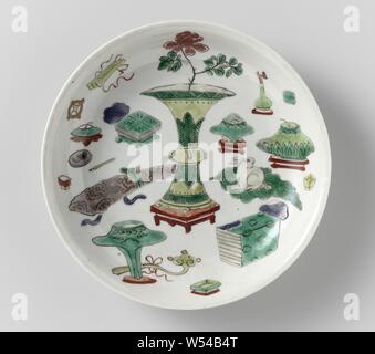 Plat de soucoupe avec des objets précieux et des antiquités, Dish avec mur de porcelaine, peint en bleu sous glaçure et sur l'émail bleu, rouge, vert, jaune, Aubergine et noir. Sur le plat, antiquités chinoises bas avec quatre objets. Inscrite sur le fond avec un sceau marque dans un double cercle. Famille verte., anonyme, la Chine, l'c. 1700 - c. 1724, Qing Dynasty, Kangxi (1644-1912) / (1662-1722) Période / Yongzheng-période (1723-1735), Porcelaine, glaçure (matériel), le cobalt (minéral), la vitrification, H 2,9 cm d 16 cm d 9,7 cm Banque D'Images