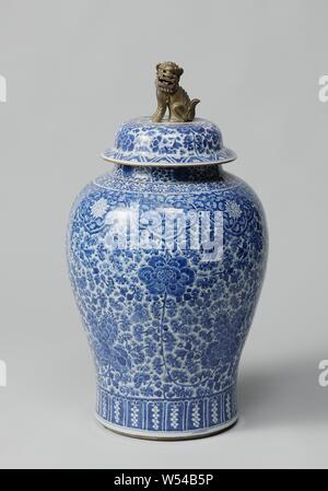 Paire de vases balustre couverts lidded jar, avec des parchemins, de balustres en porcelaine en forme de pot couvert, décor peint en bleu. Le corps est entièrement recouvert d'une vigne de fleur de pivoine (continu). Sur l'épaule avec une bande enregistrée avec lambrequins et fleurs de lotus vignes sur un fond bleu. Au-dessus du pied un groupe avec des motifs de feuilles stylisées. Le cou avec vrilles lotus. Le couvercle avec bouton de couvercle morte, sous la forme d'un bronze plaqué or, shishi. Inscrite sur le fond avec un numéro gravé Johanneum 'N393' au-dessus d'une ligne ondulée. Bleu Blanc., anonyme, la Chine, l'c. 1700, dynastie Qing- Banque D'Images