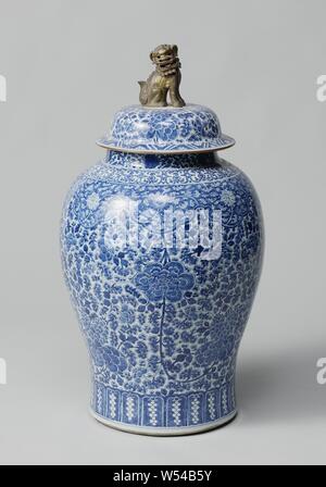 Paire de vases balustre couverts lidded jar, avec des parchemins, de balustres en porcelaine en forme de pot couvert, décor peint en bleu. Le corps est entièrement recouvert d'une vigne de fleur de pivoine (continu). Sur l'épaule avec une bande enregistrée avec lambrequins et fleurs de lotus vignes sur un fond bleu. Au-dessus du pied un groupe avec des motifs de feuilles stylisées. Le cou avec vrilles lotus. Le couvercle avec bouton de couvercle morte, sous la forme d'un bronze plaqué or, shishi. Inscrite sur le fond avec un numéro gravé Johanneum 'N393' au-dessus d'une ligne ondulée. Bleu Blanc., anonyme, la Chine, l'c. 1700, dynastie Qing- Banque D'Images