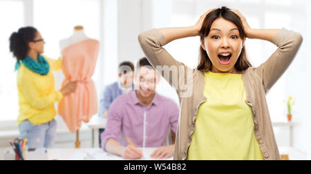 Happy asian woman holding à la tête Banque D'Images