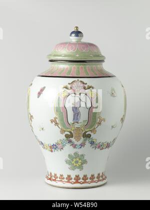 La fontaine avec une image de l'Archer, Fontaine bol sous la forme d'un vase en porcelaine de forme balustre ou urn, peinte sur l'émail en bleu, rouge, rose, vert, jaune, violet, noir et or. Sur le ventre à quatre reprises un cartouche avec l'archer. La cartouche se compose de feuilles de vignes, motif shell, curl travail et un masque, les cartouches sont reliés par une guirlande et entouré de papillons et insectes. Sous chaque cartouche une feuille stylisée rosette, dont un a été foré dans une au centre pour le robinet. Autour du pied un groupe avec feuille d'honnêtes de la vigne. Sur l'épaule d'une tétine Banque D'Images