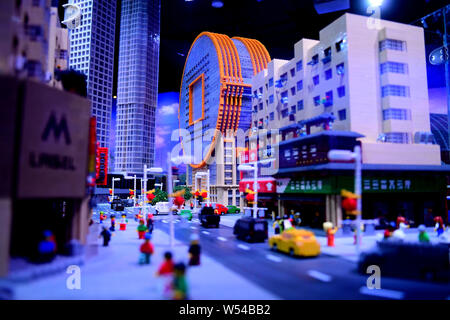 La médaille en forme de Fang Yuan Building faites par des briques Lego est exposée au LEGOLAND Discovery Centre Shenyang à Shenyang, ville du nord-est de la Chine Liaonin Banque D'Images